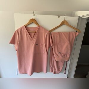 Figs Pink Sands Scrub Set with V-Neck Top and High waistJogger Pants L